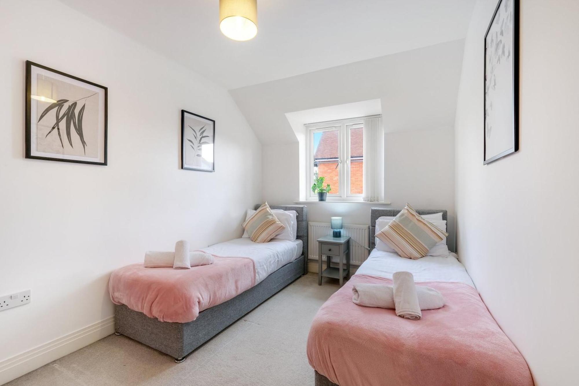 Foxherne 6 Bedroom And 2 Bath Serviced House 20 With Parking -