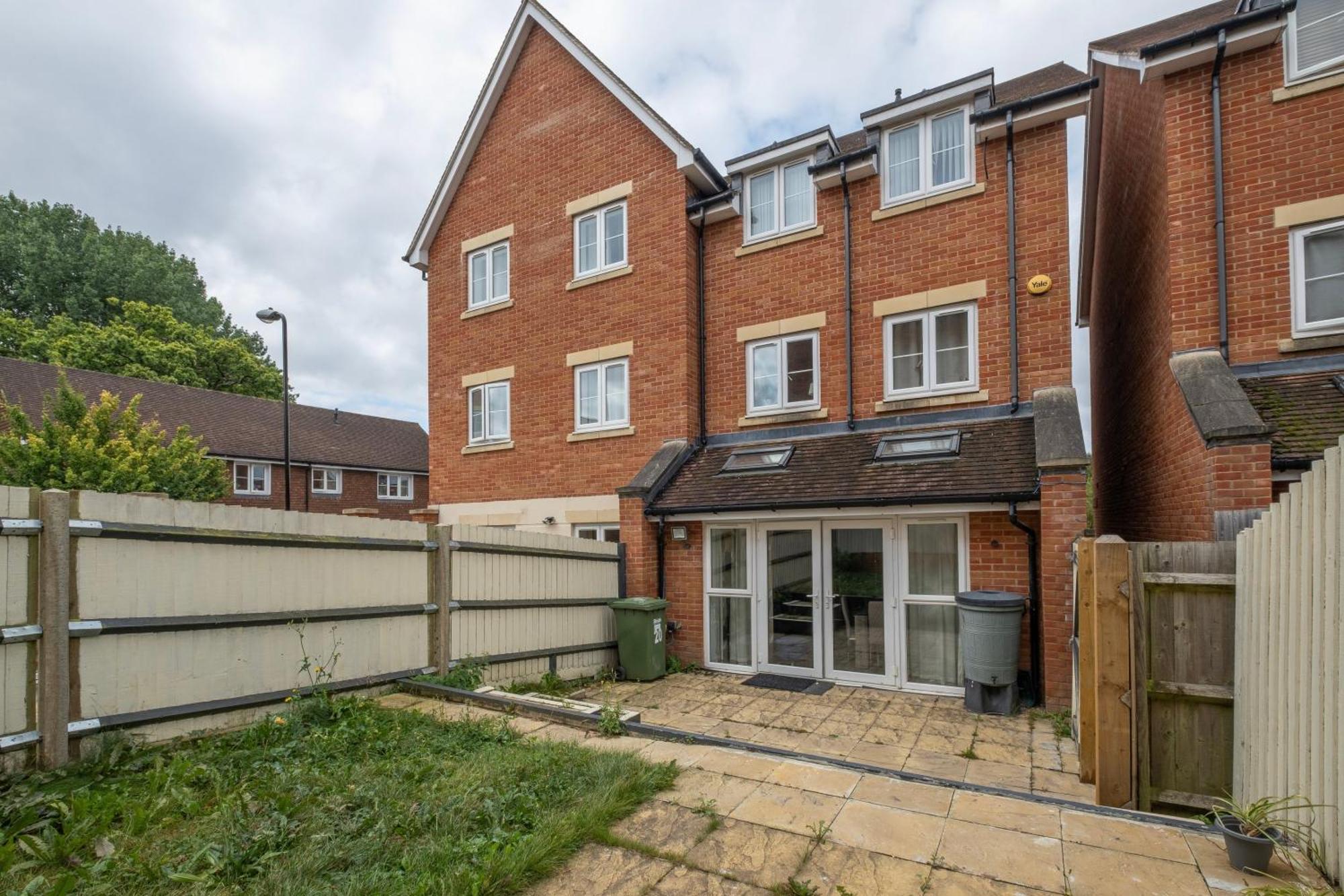 Foxherne 6 Bedroom And 2 Bath Serviced House 20 With Parking - Casa de férias Slough