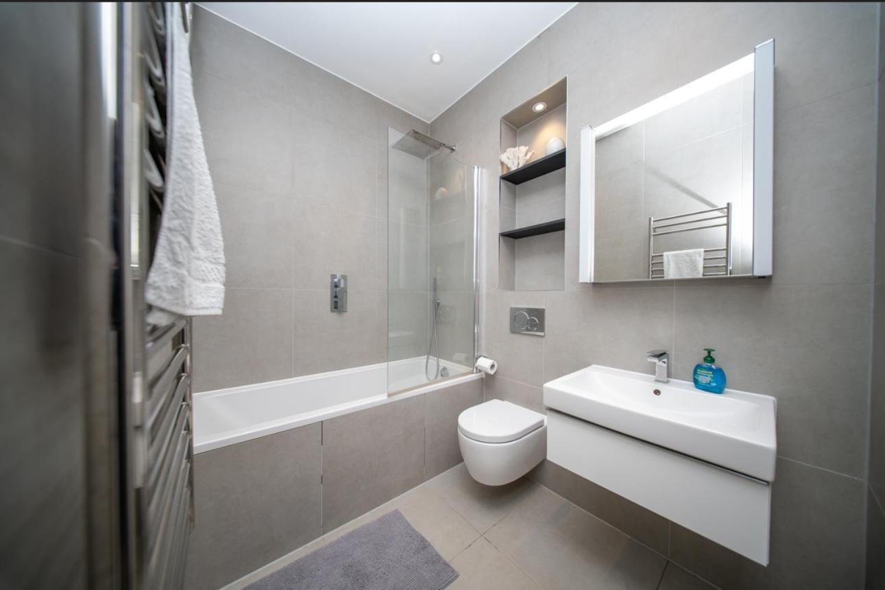 Free Parking & Gym, 1 Bed - 10 Min From Station * Slough