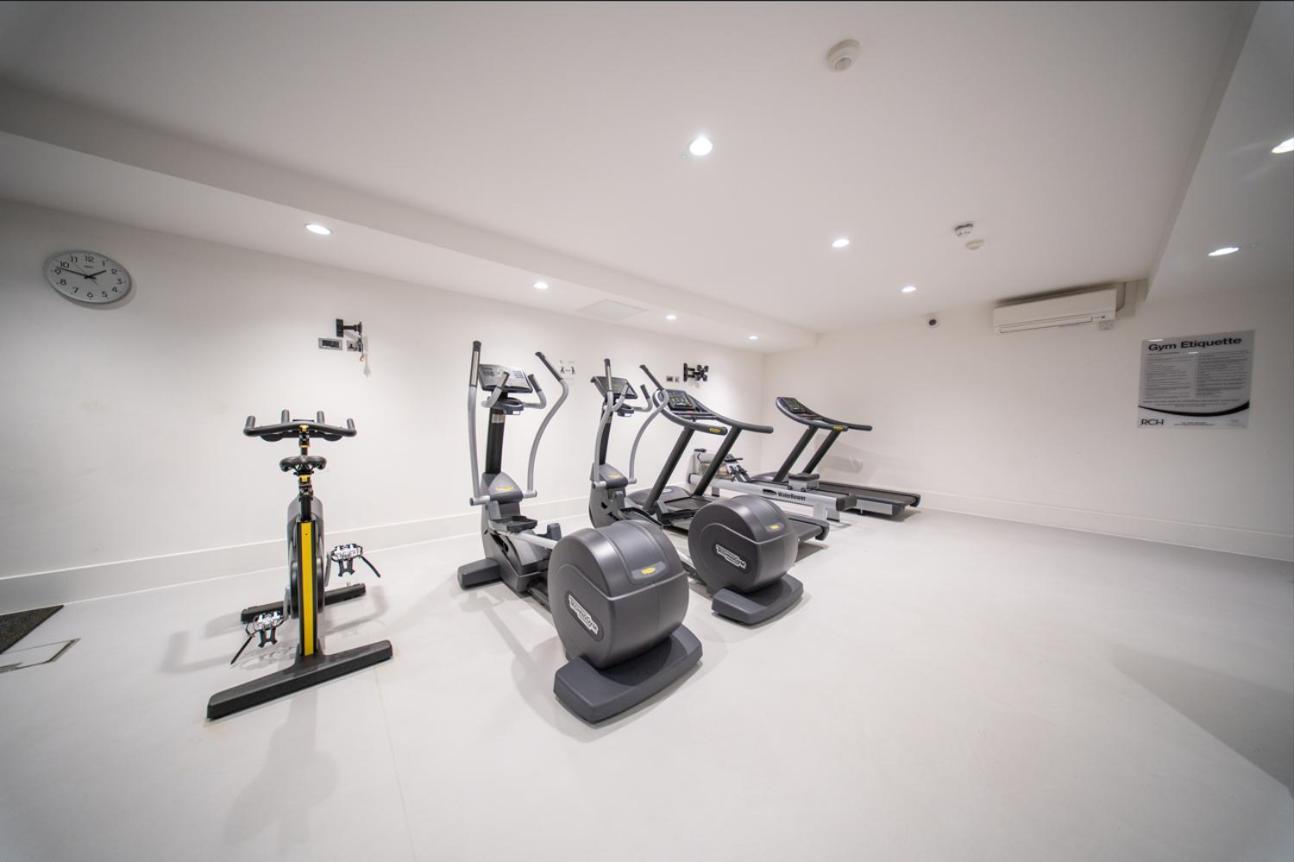 Free Parking & Gym, 1 Bed - 10 Min From Station Apartment *