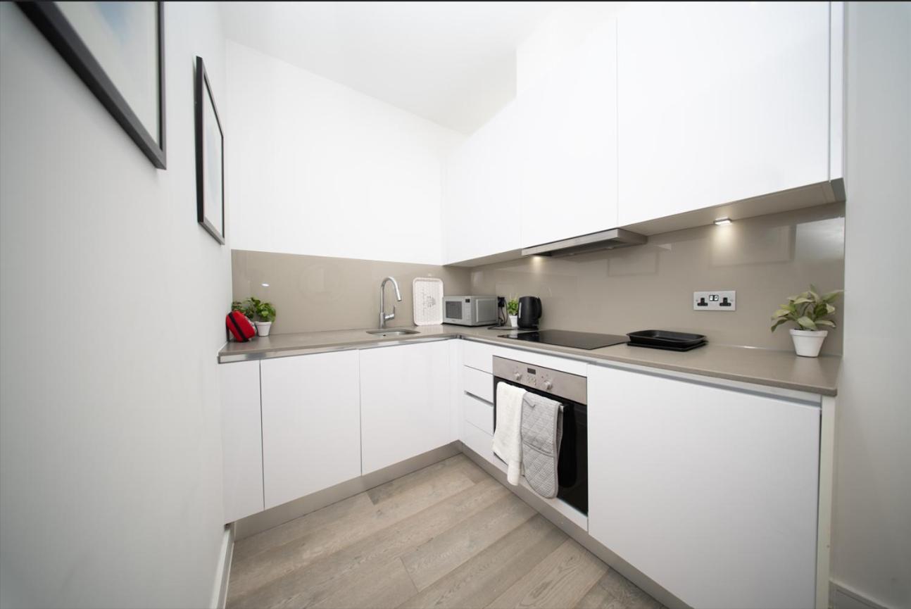 Free Parking & Gym, 1 Bed - 10 Min From Station Apartment *