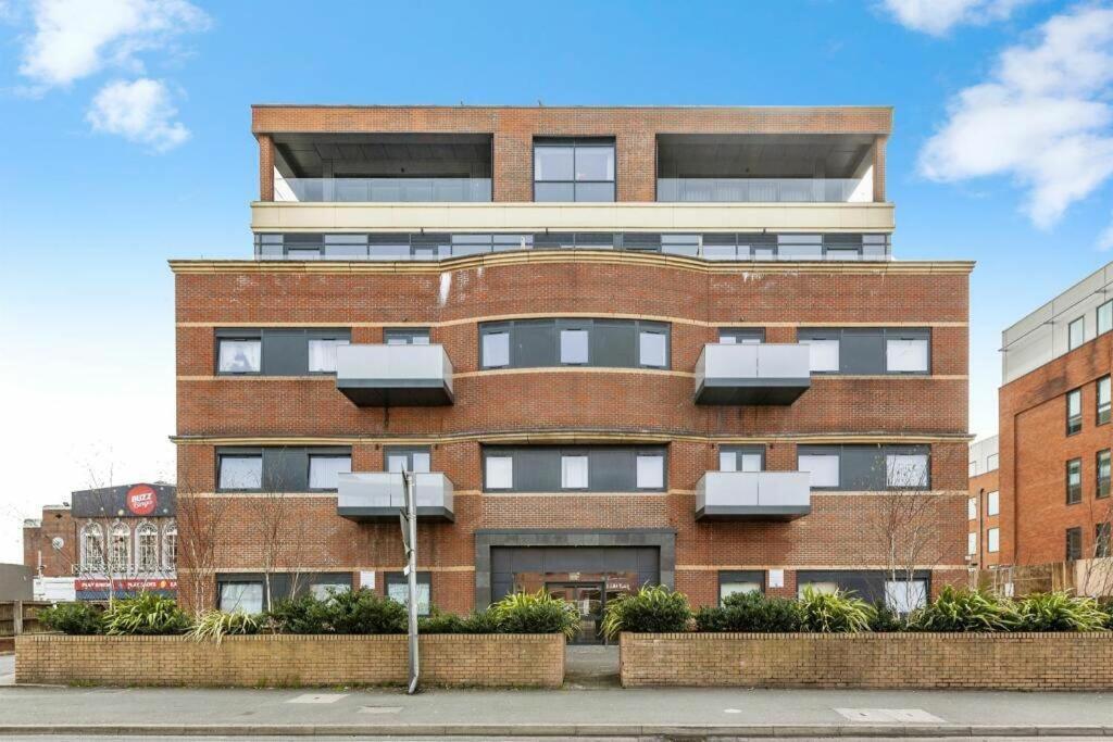 Free Parking & Gym, 1 Bed - 10 Min From Station Slough