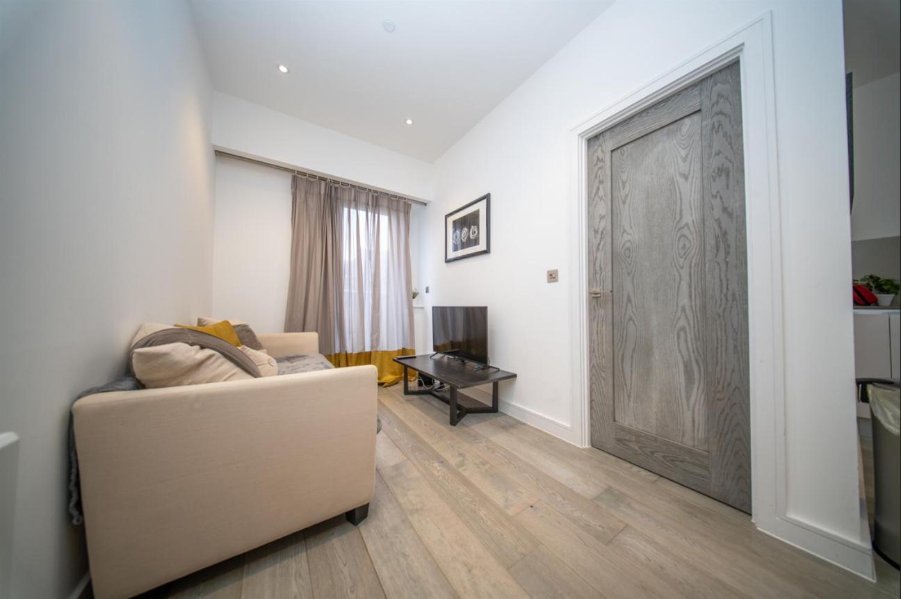 Free Parking & Gym, 1 Bed - 10 Min From Station Apartment