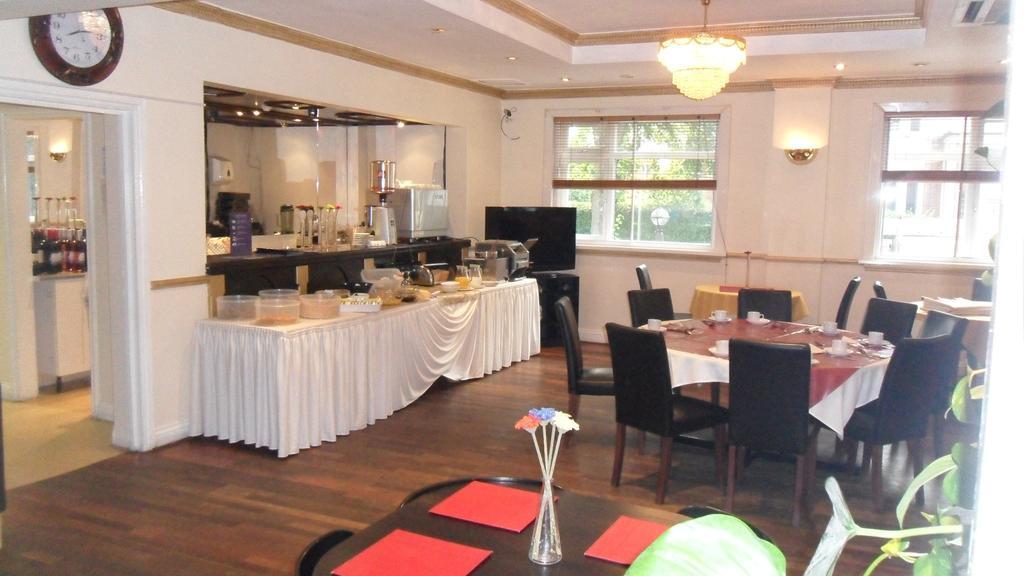 Hotel Skyways 3*
