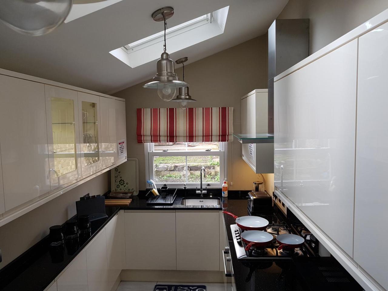 Apartamento Centre Townhouse With Driveway Parking For Up To Two Cars Slough