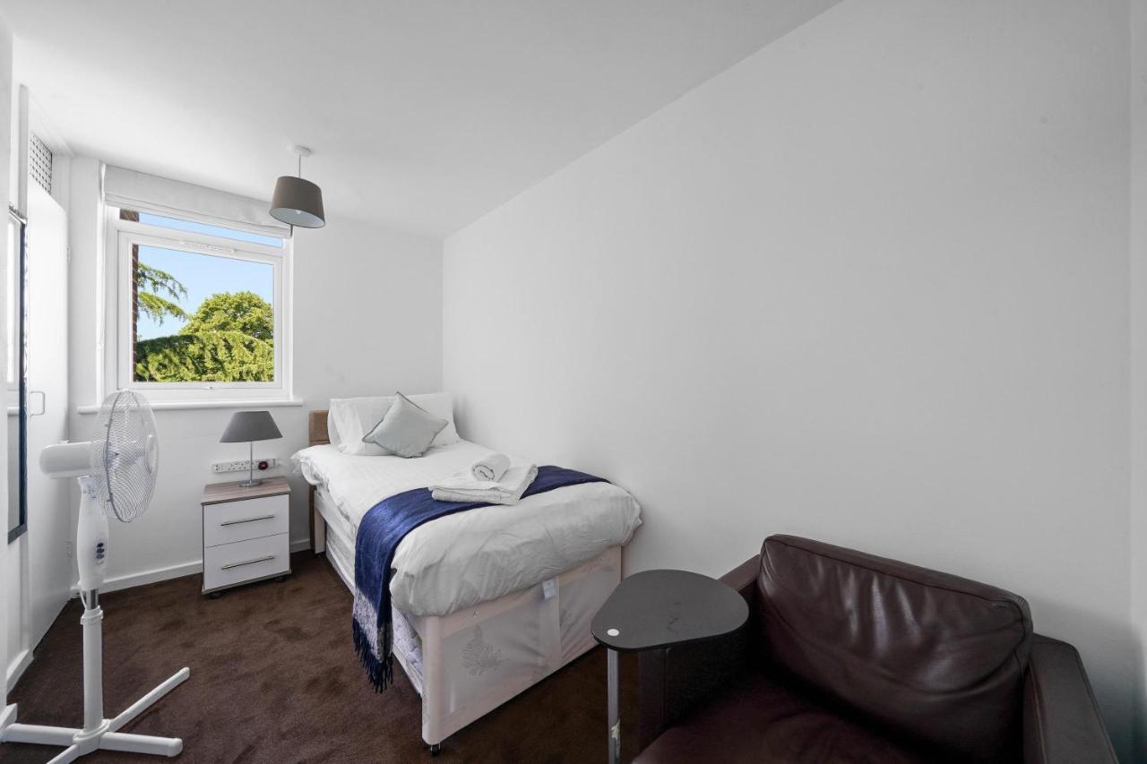 Gatewick Duplex Serviced With 3 Bedrooms, Up To 5 Beds *