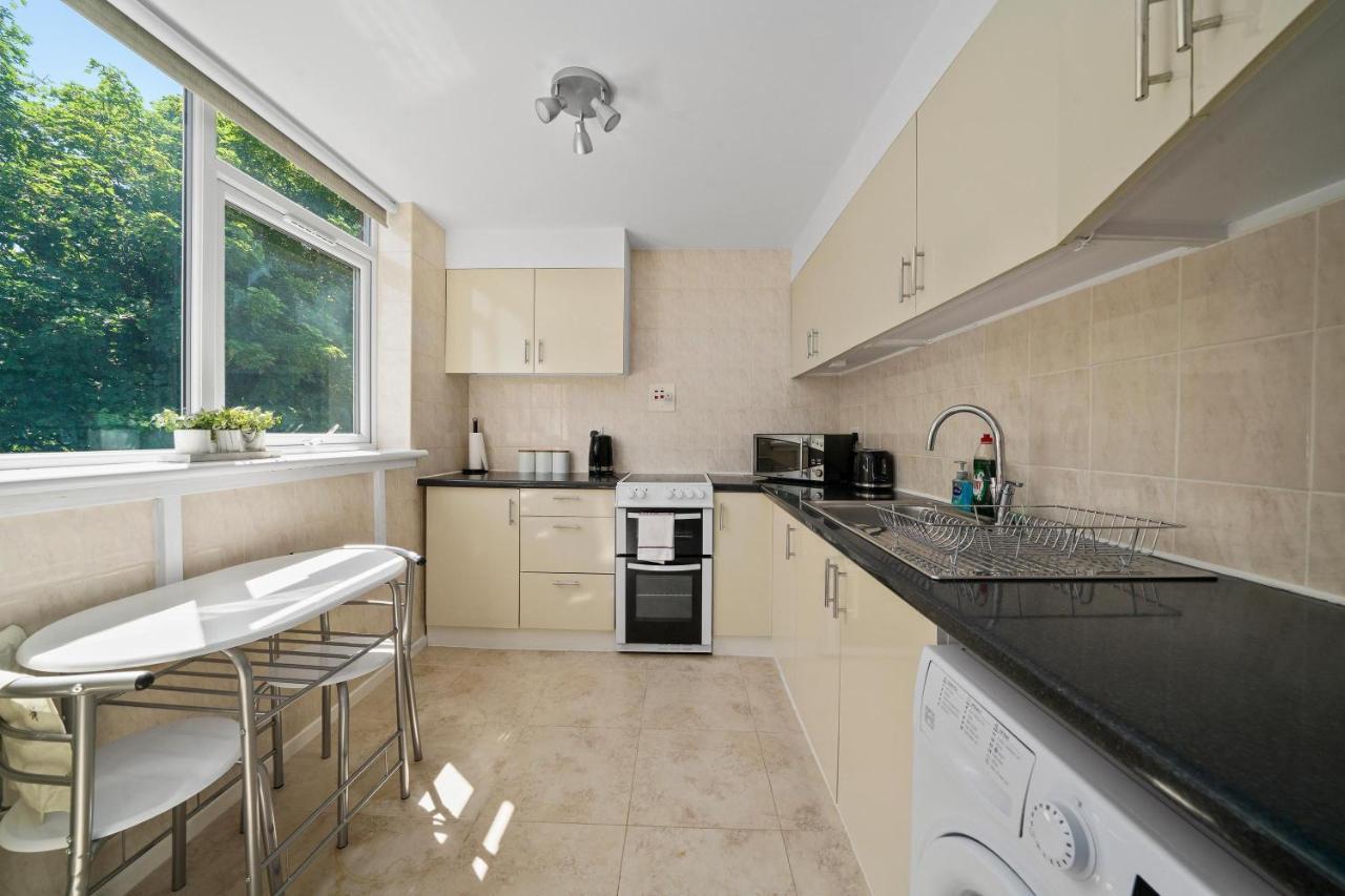 Gatewick Duplex Serviced With 3 Bedrooms, Up To 5 Beds Apartamento Slough