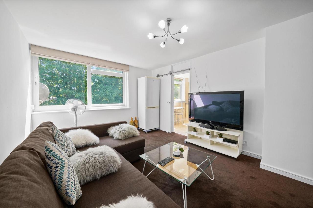 Gatewick Duplex Serviced With 3 Bedrooms, Up To 5 Beds Slough
