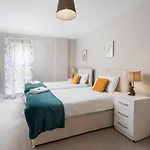 **New** Divine Apartments Slough High Street 2 Bed