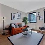 Monochrome Vibes 2Br Relaxing Moments