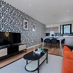 Monochrome Vibes 2Br Relaxing Moments