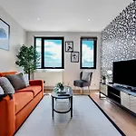 Monochrome Vibes 2Br Relaxing Moments