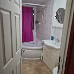 Heathrow Windsor Rooms With Shared Bath, Kitchen And Free Parking