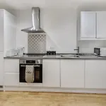 Central 1-Bed Apartment In Slough Sleeps 3!