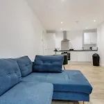Central 1-Bed Apartment In Slough Sleeps 3!