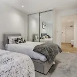Central 1-Bed Apartment In Slough Sleeps 3!