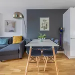 Very Modern 17Min London Paddington, 8Min Legoland