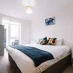 Very Modern 17Min London Paddington, 8Min Legoland