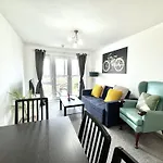 Bright & Spacious Flat - Perfect For Exploring London , Slough & Windsor!