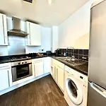 Bright & Spacious Flat - Perfect For Exploring London , Slough & Windsor!