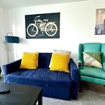 Bright & Spacious Flat - Perfect For Exploring London , Slough & Windsor!