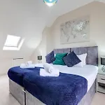 Town Center 4 Bedroom 4 Bathroom Hse With Parking Slough By 360Stays