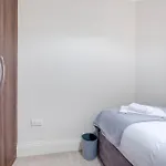 Town Center 4 Bedroom 4 Bathroom Hse With Parking Slough By 360Stays
