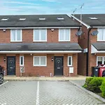 Town Center 4 Bedroom 4 Bathroom Hse With Parking Slough By 360Stays