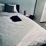 3 Bed For 8 Slough