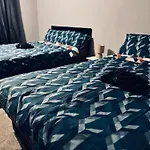 3 Bed For 8 Slough