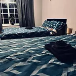 3 Bed For 8 Slough