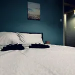 3 Bed For 8 Slough