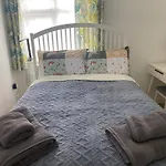 Slough - Sleeps 3 - Petfriendly - Riverside - Bay