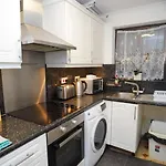 Ground Floor 2Bedroom Apt In Central Slough By Easy 2 Manage