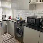 Slough - Sleeps 3 - Petfriendly - Riverside - Bay