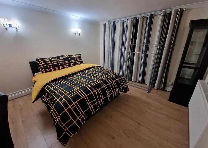 Heathrow Windsor Rooms With Shared Bath, Kitchen And Free Parking