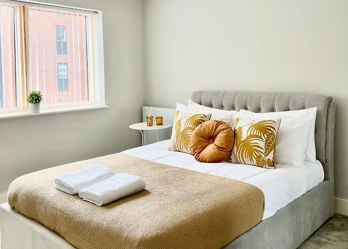Deluxe 2 Bed 2 Bath Flat - Windsor, Heathrow Airport, Slough Station