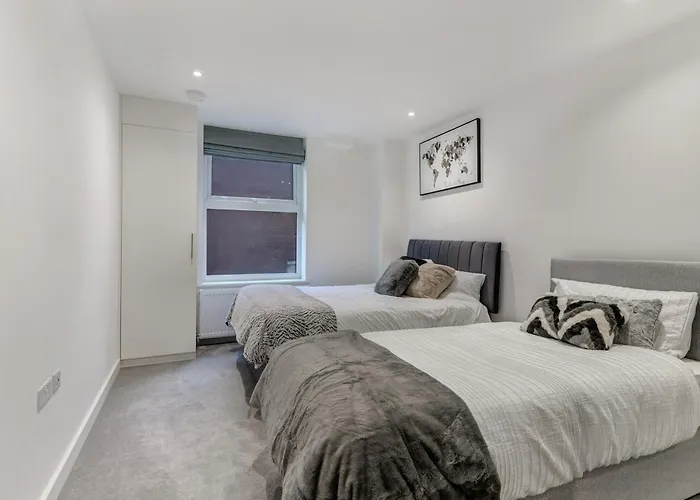 Central 1-Bed Apartment In Slough Sleeps 3!
