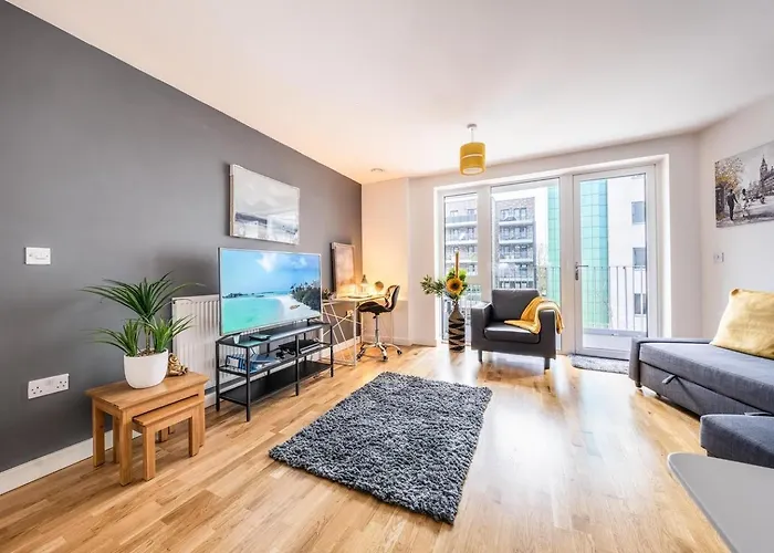 Very Modern 17Min London Paddington, 8Min Legoland