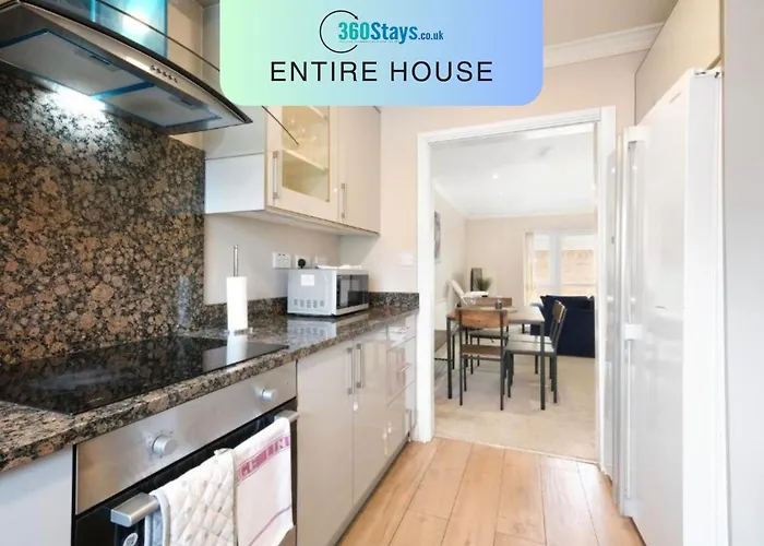 Town Center 4 Bedroom 4 Bathroom Hse With Parking Slough By 360Stays