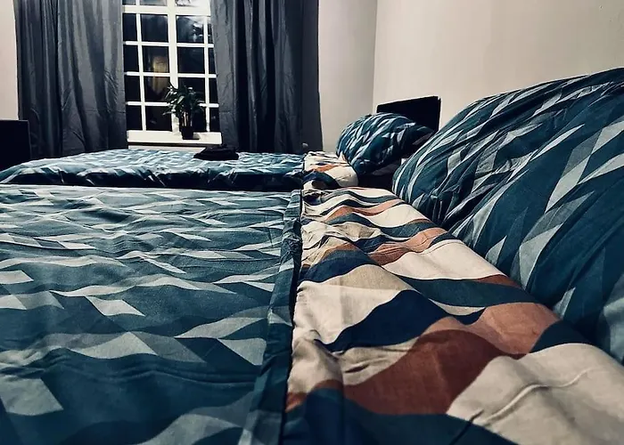 3 Bed For 8 Slough
