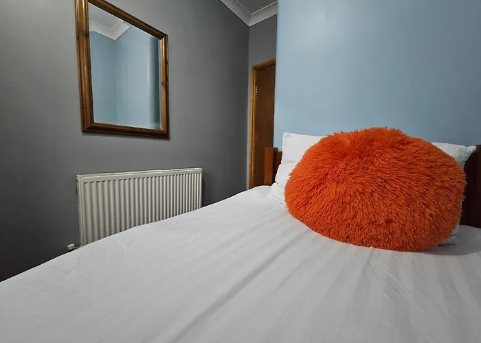 6 Bedrooms Legoland Windsor Heathrow Sleep 10