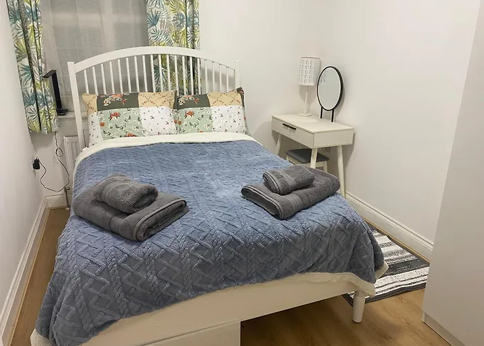 Slough - Sleeps 3 - Petfriendly - Riverside - Bay