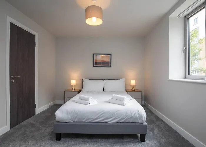 Sophisticated Apartment With Parking Central Slough
