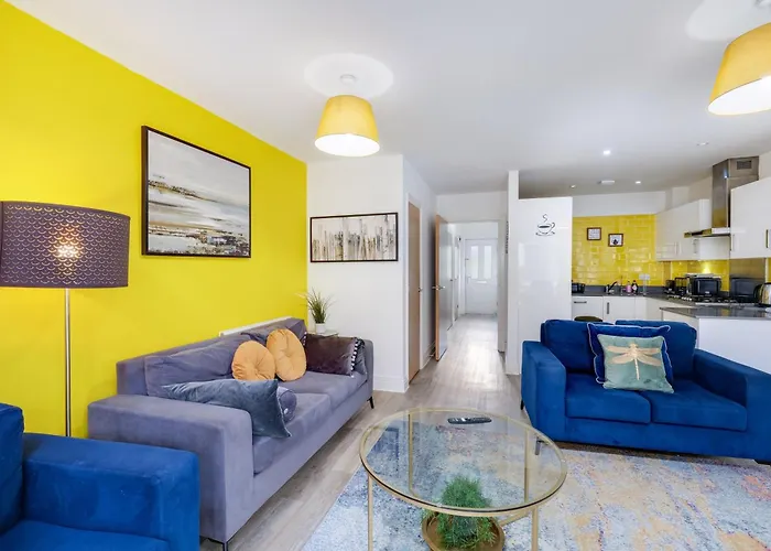 Foxherne 6 Bedroom And 2 Bath Serviced House 20 With Parking - Slough