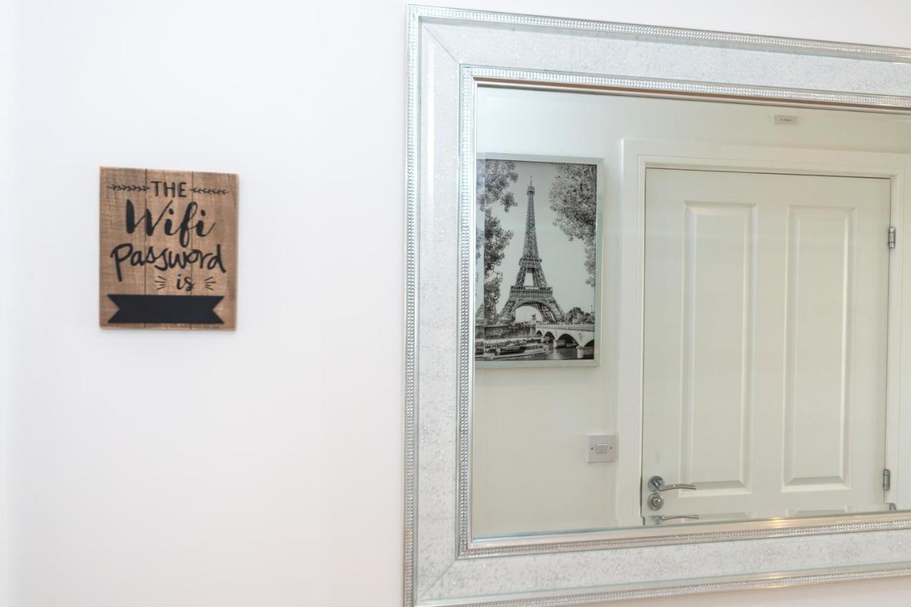 Greenfield's Oxlade - Modern 3 Bed House, Langley, Casa de férias Slough