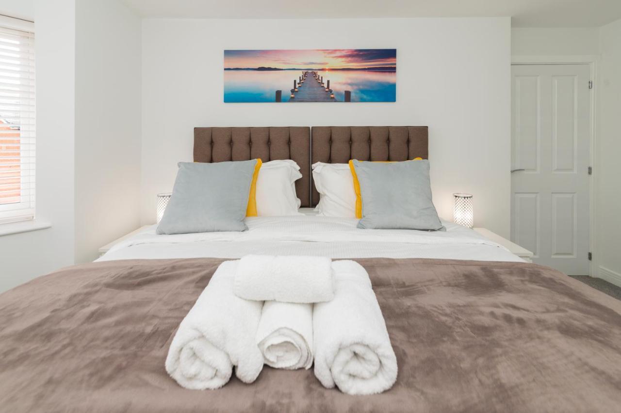 Greenfield's Oxlade - Modern 3 Bed House, Langley, Casa de férias Slough