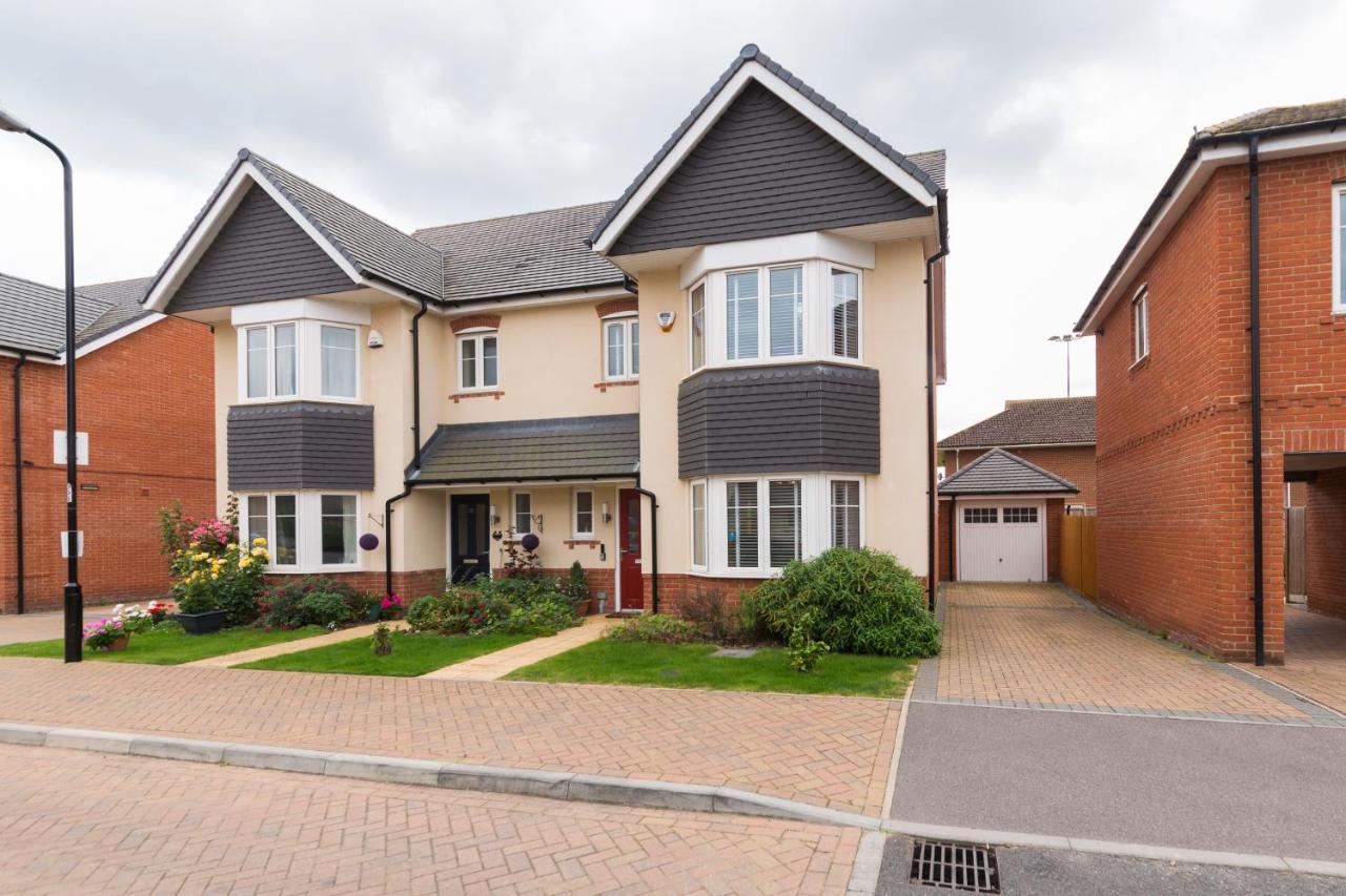 Greenfield's Oxlade - Modern 3 Bed House, Langley, Casa de férias *