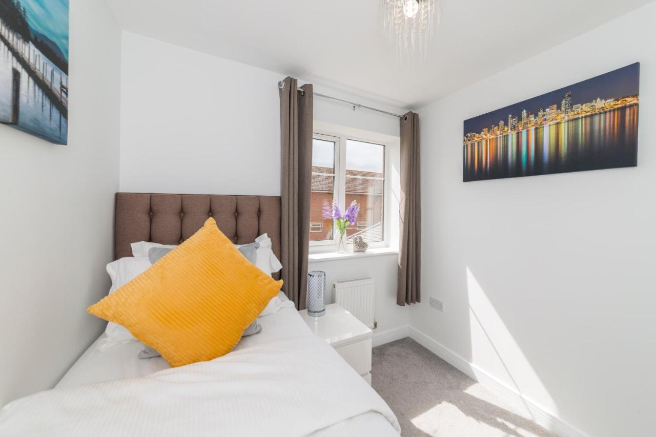 Greenfield's Oxlade - Modern 3 Bed House, Langley, Casa de férias Slough