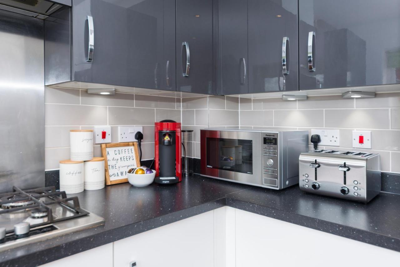 Greenfield's Oxlade - Modern 3 Bed House, Langley, Casa de férias Slough